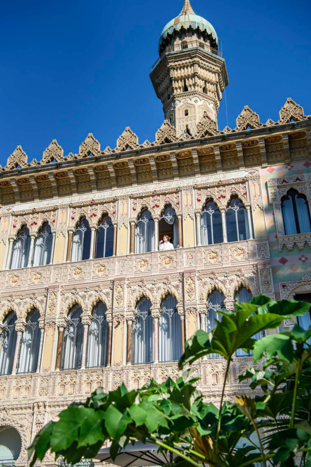 Façade de la Villa Crespi avec un couple qui se penche à la fenêtre de l'une des élégantes chambres.